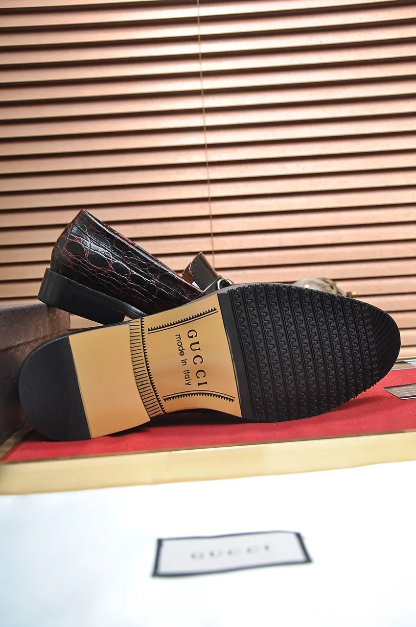 Men's shoes💰460💶Italy's top luxury men's shoe giant [GUCCI] has arrived in new style🍃Original European style🔰 Pleasant to the eye😍In order to make the shoes more durable and non-deformable🌀The production continues to follow traditional methods but there is still no lack of innovation💪The original sheepskin is chosen for the leather♻Smooth, natural and extra bright⭐Made of imported cowhide, the first choice of the rich 38-45 (45 customized)